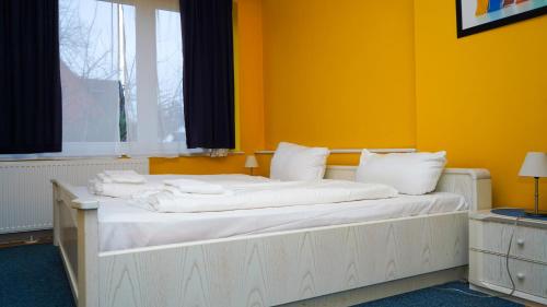 Ένα ή περισσότερα κρεβάτια σε δωμάτιο στο ITM Hotel Bettkästchen am Sachsenwald