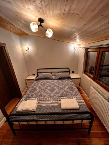 Een bed of bedden in een kamer bij Mount House Mavrovo