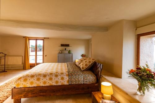 une chambre avec un lit et une fenêtre dans l'établissement Villa avec vue - Piscine privée, cuisine d'été, jeux vidéo et appareils de fitness, à Puygaillard