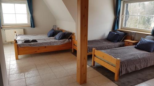 um quarto com 2 camas individuais e um sofá em Skały Spały em Przesieka