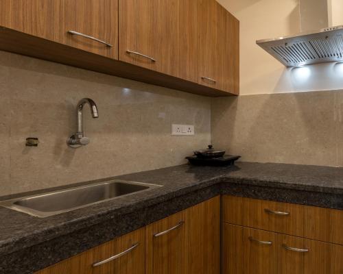 Kuchyň nebo kuchyňský kout v ubytování Perch Service Apartment-MG Road