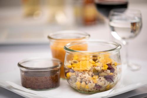 ホテルの敷地内または近くでの食事または食べ物