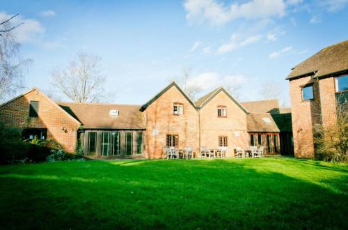 Charming 20-Bed self contained dwelling in Hook