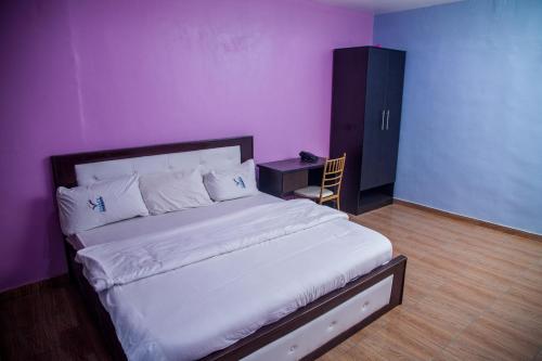 Ένα ή περισσότερα κρεβάτια σε δωμάτιο στο Emmy Hotels & Suites