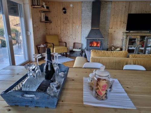 ein Wohnzimmer mit einem Tisch und einem Kamin in der Unterkunft Kuća za odmor Miracool in Generalski Stol
