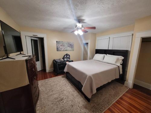 um quarto com uma cama e uma ventoinha de tecto em EXQUISITE FAMILY HOME em Lakeland