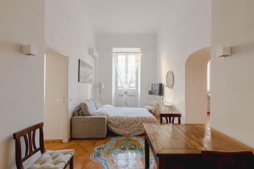 un salon avec un lit et une table dans l'établissement Romantic Apartament 2 Piazza del Popolo, à Rome