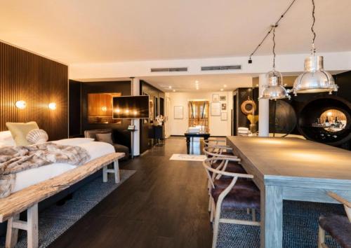 Habitación de hotel con cama y comedor en Designhotel ÜberFluss, en Bremen