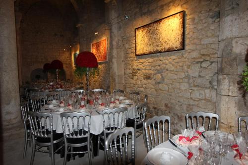 a dining room with white tables and chairs at Demeure des Vieux Bains in Provins