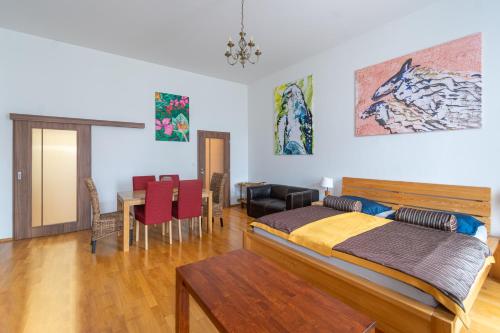 um quarto com uma cama e uma sala de jantar em Apartment Sirius D in center of CB. em České Budějovice
