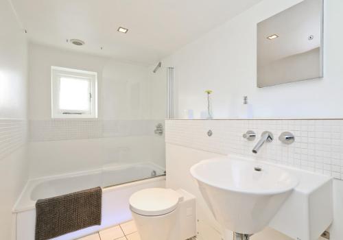 ワージングにあるCentral Apartment Bedford Loftの白いバスルーム(洗面台、トイレ付)