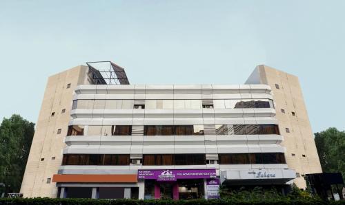 budynek z fioletowym znakiem przed nim w obiekcie Treebo Trend Sahara Shivaji Nagar w mieście Pune