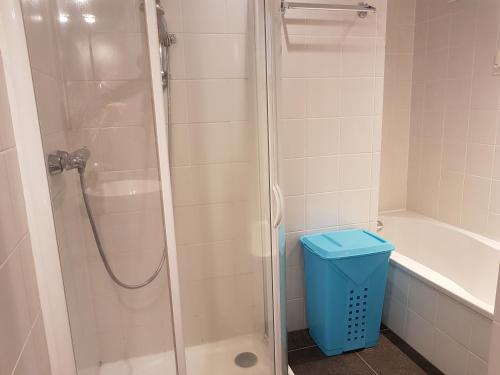 ein Badezimmer mit einer Dusche und einem blauen Mülleimer in der Unterkunft Villa Laia-clim-WIFI- vue mer in Conca