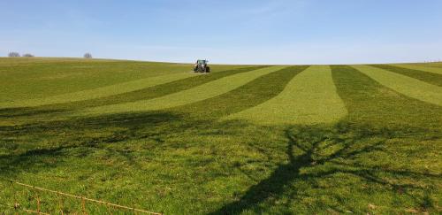 a tractor in the middle of a large field at Gastenverblijf Aan de Bagijnstraat in Heumen