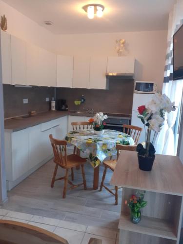 - une cuisine avec une table et des chaises fleuries dans l'établissement christiane cere, à Amélie-les-Bains-Palalda