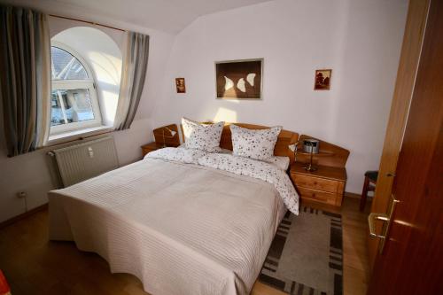 a bedroom with a white bed and a window at Parkside No 8 in Timmendorfer Strand