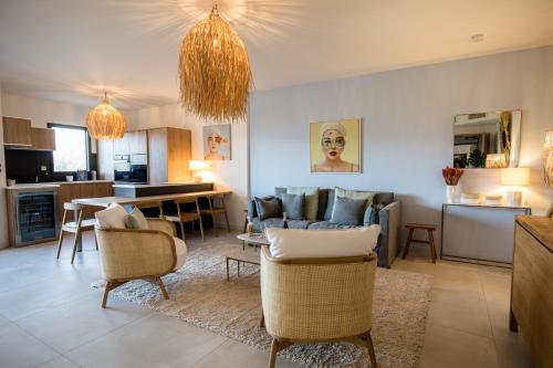 un salon avec un canapé et des chaises dans l'établissement Appartement de luxe pour des vacances paisibles., à Porto-Vecchio