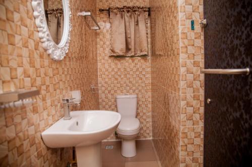 A bathroom at Emmy Hotels & Suites