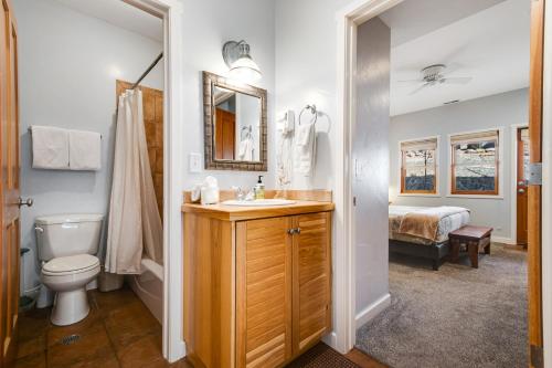 een badkamer met een wastafel en een toilet bij Moab Springs Ranch 7 in Moab