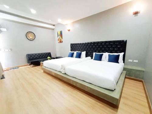 Postel nebo postele na pokoji v ubytování Sawasdee​ Buriram​ Resort
