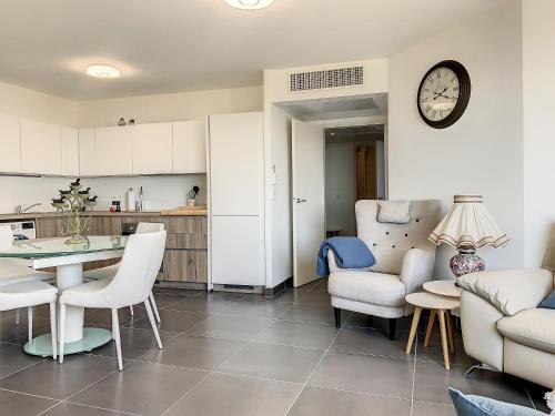 une cuisine et un salon avec une table et des chaises dans l'établissement 2br apartment with parking near Monaco, à Beausoleil