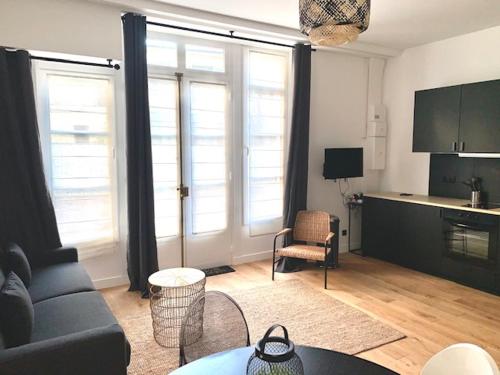 un salon avec un canapé et une table dans l'établissement Luxe Parisien - Petit Varenne, à Paris