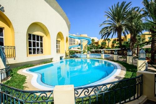 Bazén v ubytování Suites Hôtel Les Charmilles & Spa nebo v jeho okolí