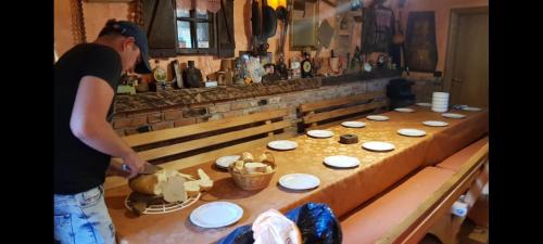 Ein Restaurant oder anderes Speiselokal in der Unterkunft Kuća za odmor Gorski san 