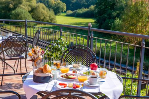BlankenbachにあるBEHLs Genusshotel im Brennhausのテーブル(食べ物、フルーツ付)