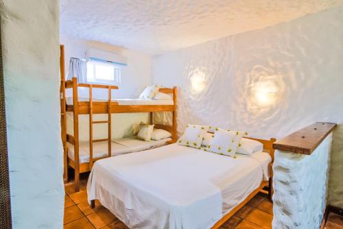 Ola Bonita BeachFront Apart Hotelにあるベッド