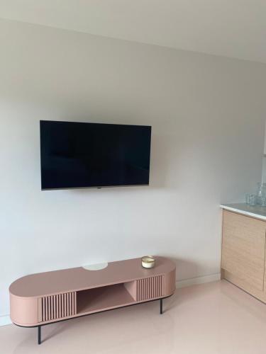 a living room with a coffee table and a flat screen tv at Flaming Apartment Gdańsk Wrzeszcz in Gdańsk