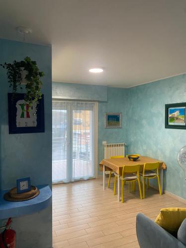 ein Wohnzimmer mit einem Tisch und einem Esszimmer in der Unterkunft E&C Suites Roma in Lido di Ostia
