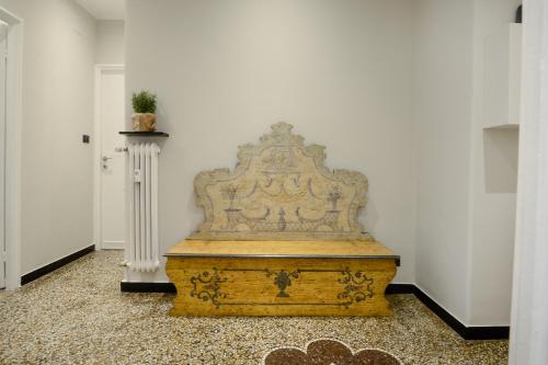 a wooden bench sitting in a room next to a wall at Il Genovino in Genova