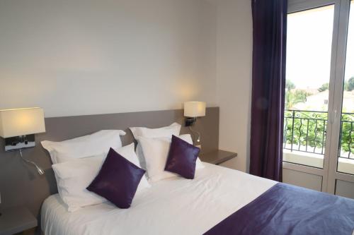 Ein Bett oder Betten in einem Zimmer der Unterkunft Hôtel de la Plage - HDLP