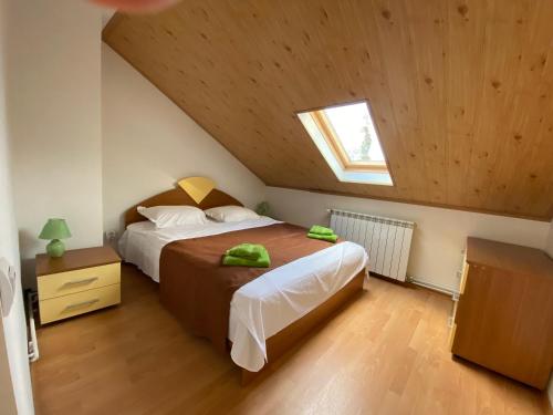 1 Schlafzimmer mit 2 Betten und einem Fenster in der Unterkunft VILA MARIS BUSTENI in Buşteni
