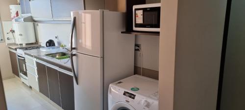 cocina con refrigerador blanca y microondas en Edificio quinta sur 3 en Mendoza
