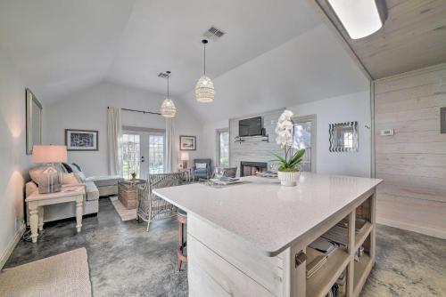 Posezení v ubytování Outdoor Oasis and Grills Ultimate Rockport Home!