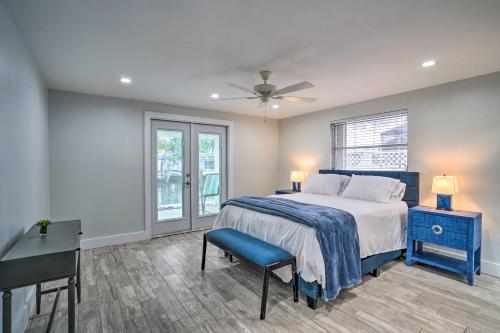 Ένα ή περισσότερα κρεβάτια σε δωμάτιο στο Waterfront Matlacha Home with Hot Tub and Grill!