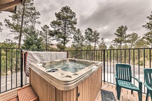 Balkón nebo terasa v ubytování Casa Ruidoso Cabin Hot Tub, Views and Pool Table!
