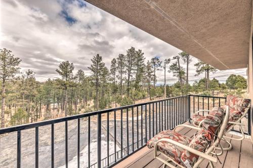 Balkón nebo terasa v ubytování Casa Ruidoso Cabin Hot Tub, Views and Pool Table!