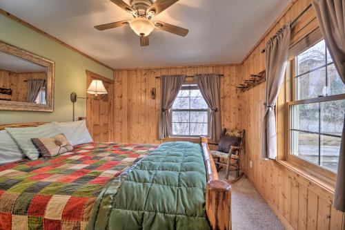 Un dormitorio con una cama y un ventilador de techo. en Fish, Hike, Views Boulder Beauty Gils Cabin!, en Contact