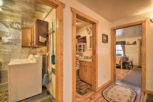 Una cocina con fregadero y puerta a una habitación. en Fish, Hike, Views Boulder Beauty Gils Cabin!, en Contact