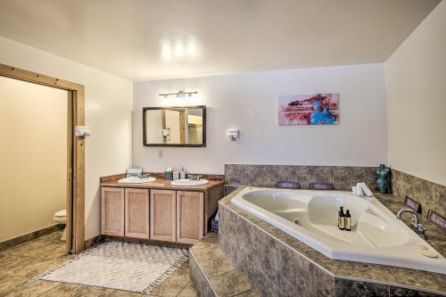 Ett badrum på Kettle Falls Home with River Valley Mtn Views!