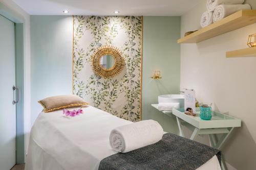 a bedroom with a bed and a mirror and a sink at Allegro Isora in Puerto de Santiago