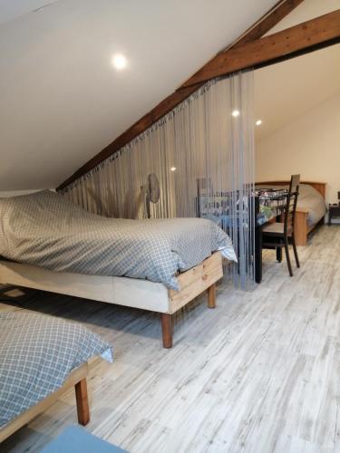 une chambre avec un grand lit et un bureau dans l'établissement La maison du bonheur, à Calais