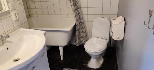 un bagno con lavandino, WC e vasca di Beautiful apartment close to lake Mälaren a Södertälje