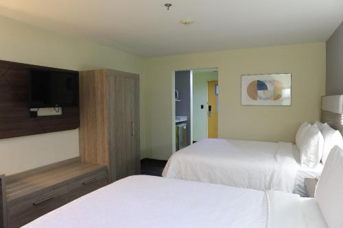 Кровать или кровати в номере Holiday Inn Express Piedras Negras by IHG