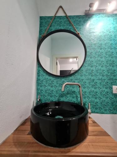 bagno con lavandino nero e specchio di CASCAIS BEACH a Puerto del Rosario