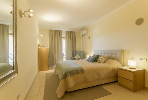 Un dormitorio con una cama y una ventana en Millennium Plaza, en Vilamoura