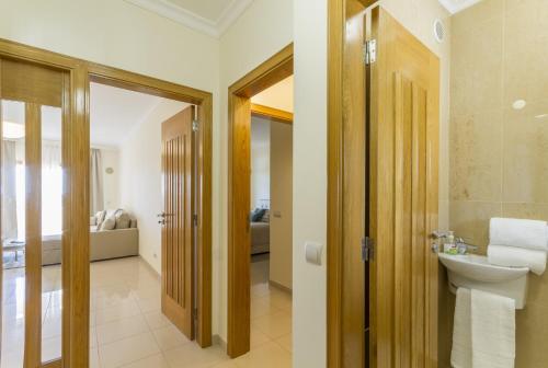 Habitación con baño con aseo y lavabo. en Millennium Plaza, en Vilamoura